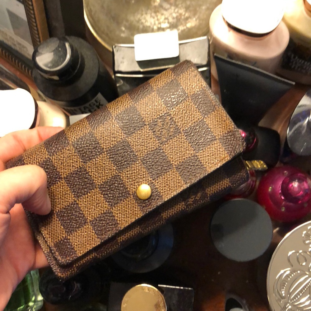 HOUR FLASH SALE: Louis Vuitton Damier wallet 🔥
